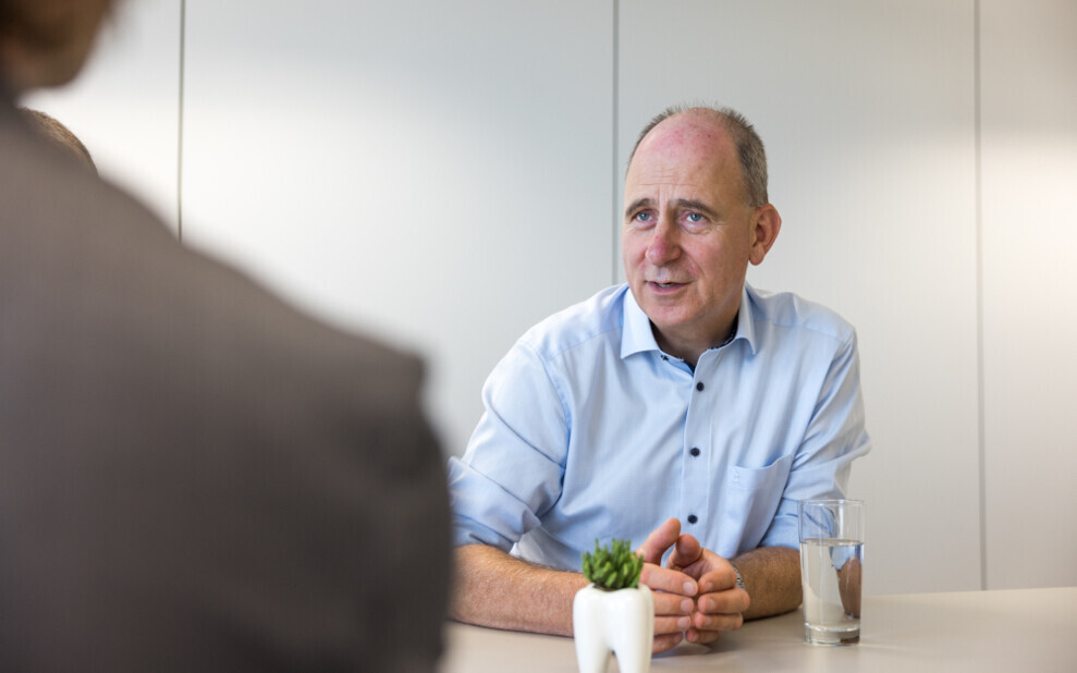 Niels Plate pointed out that moving to a cloud-native intra-oral scanner means that clinicians do not have to adapt their existing workflows, ergonomic settings or devices to the new technology. (Image: Dentsply Sirona)