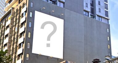 Zahnarztwerbung über Fensterfront