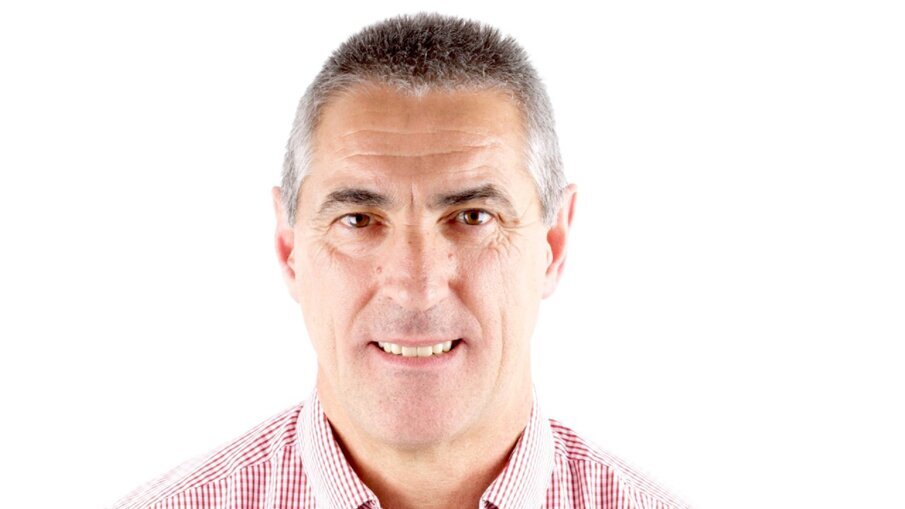 Fig. 4a: Evaluating the integration of the mock-up in the patient’s mouth.