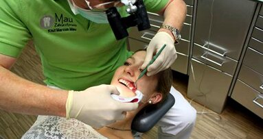 Zahnfarbe perfekt bestimmen: Zahnarzt erklärt aktuelle VITA Easyshade-Technik