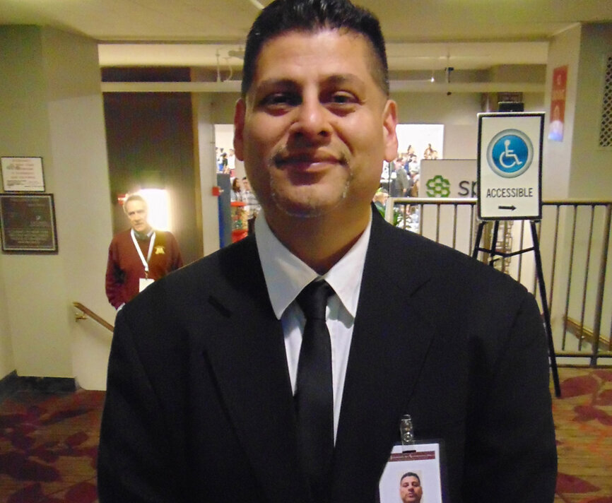 Walter Alvarez helps meeting attendees with information. (Photo by Fred Michmershuizen/Dental Tribune America)