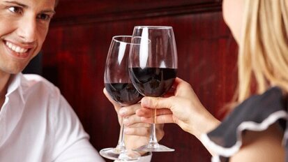 Incredibile scoperta: il vino rosso fa bene ai denti