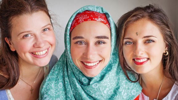 O sorriso não é interpretado de modo positivo em todas as culturas