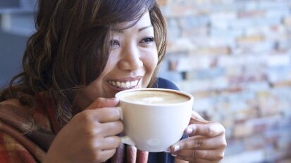 Materiais CAD/CAM modernos são menos prováveis de serem marcados pelo café do que as resinas convencionais