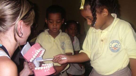 Zahnputz-Lektion zwischen Atlantik und Karibik