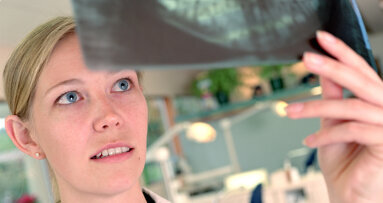 Inspectie wijst op verplichte bij- en nascholing radiologie in mondzorg