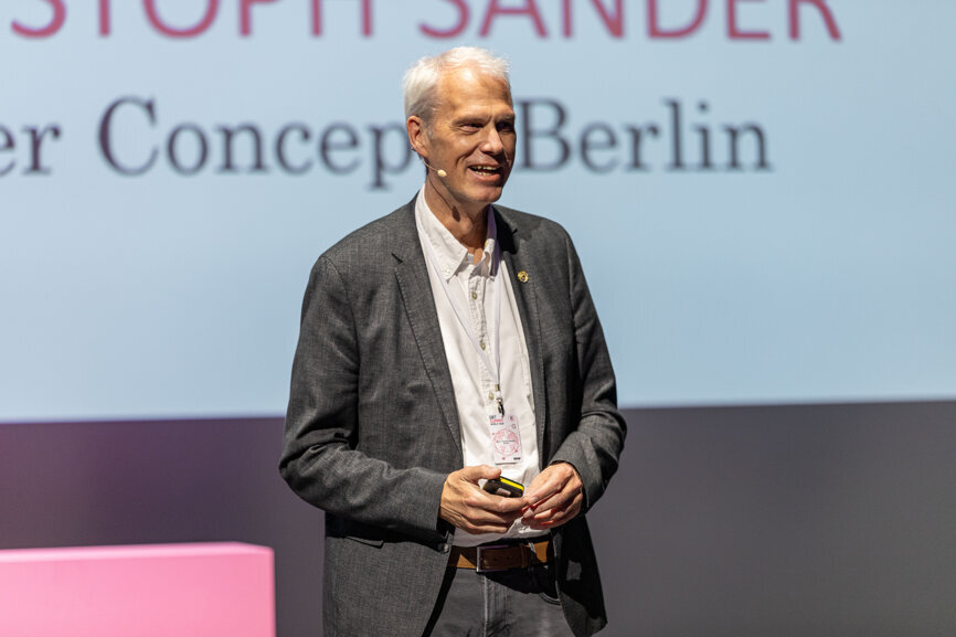 „Das Bild Ihrer Praxis entsteht im Kopf der Zielgruppe.“  Prof. Dr. Thomas Sander präsentierte eine erfolgreiche Schalke-04-Praxis in Gelsenkirchen als konsequente Marke.