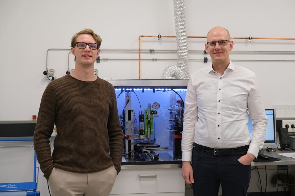 Kolja Krohne, co-author of the study and a master’s student in materials science and business administration (left), and Dr Leonard Siebert (right) examine glass structures produced using the laser-assisted melt printing process.