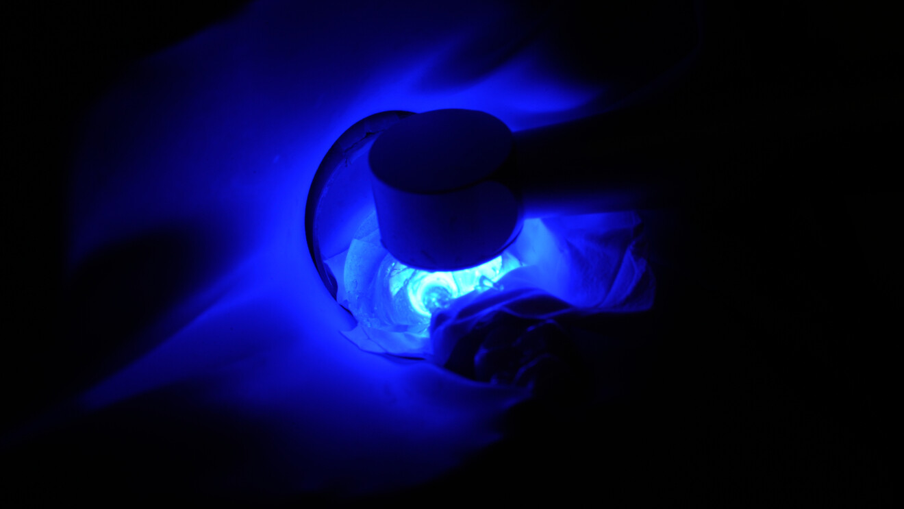 Fig. 18 : Photopolymérisation à travers la clé en silicone.