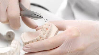 Protesi dentali: la tua ce l’ha il “passaporto”? I consigli di AIOP per tutelarsi da quelle fasulle