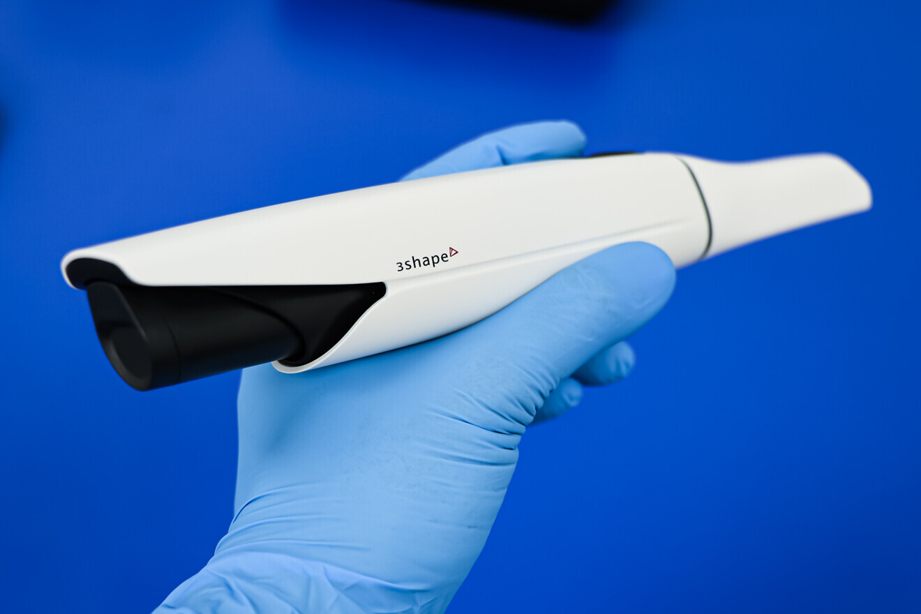 Fig. 8: TRIOS 5 with a battery pack inserted at the back of the scanner.