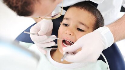 Cochrane-studie: kroon vaak beter dan vulling in melkkiezen