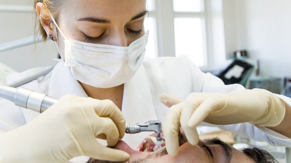 Piaskowanie i skaling zapobiegają powstawaniu ubytków