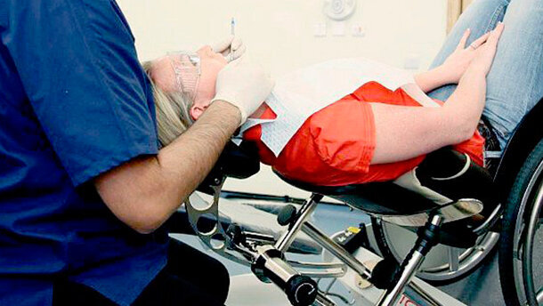 Una speciale sedia odontoiatrica rende più semplice la cura dei pazienti con handicap fisico