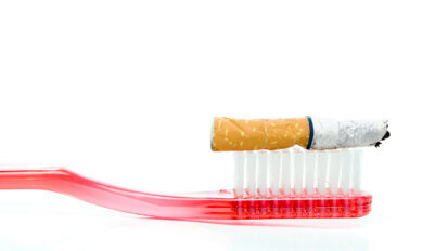 Dans la bouche, fumer détruit les bactéries saines