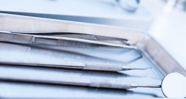 Garota sofre dano cerebral após procedimento dentário