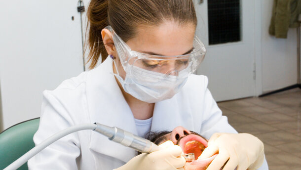 Verzekeraars in actie tegen declaratiefraude tandartsen