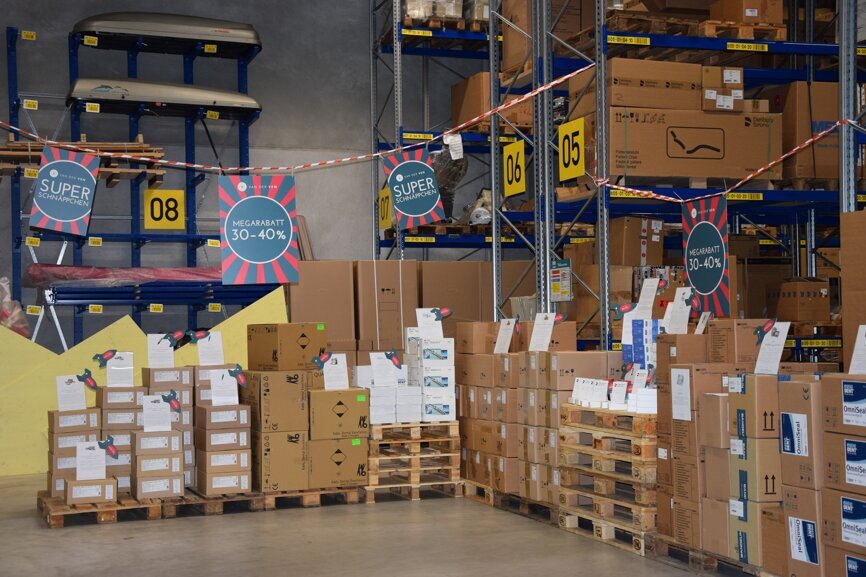 Die Lagerhalle von van der Ven lockte mit großzügigen Angeboten. © DTI