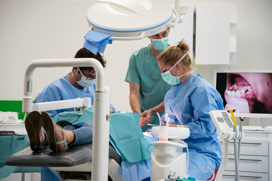 OP-Thema war die optimale Ausnutzung des lokalen Knochenangebotes durch Expansion und Augmentation.