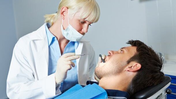 Helft Nederlanders wil tandarts terug in basisverzekering