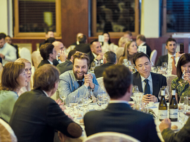 a nad skvělým jídlem se diskutovalo nejen na odborná témata hned v několika světových jazycích