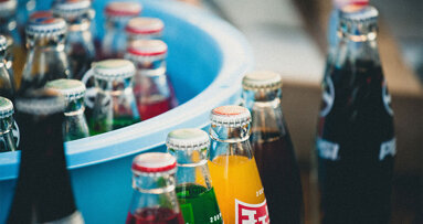 Οδοντιατρικοί σύλλογοι τερματίζουν τις επενδύσεις σε εταιρείες ποτών που εμπεριέχουν ζάχαρη.