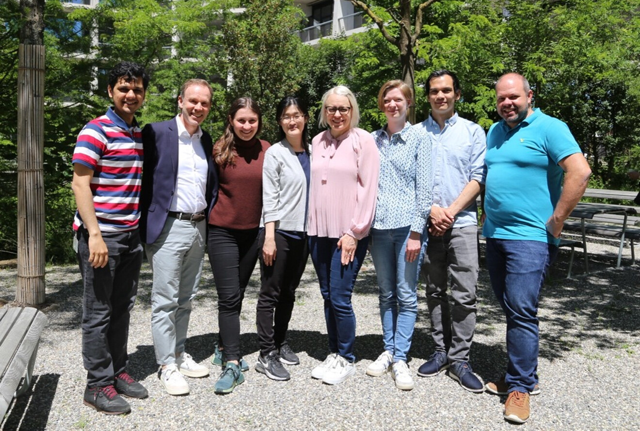 Il team di ricerca del progetto MIR. Da sinistra: Dr Murali Karnam, Prof. Ronald Jung, Dr.ssa Manuela Eugster, Dr Yukiko Tomooka, Dr Jenni Hjerppe, Carina Schmidt, Dr Marc Balmer e Dr Georg Rauter (Immagine: Università di Zurigo).