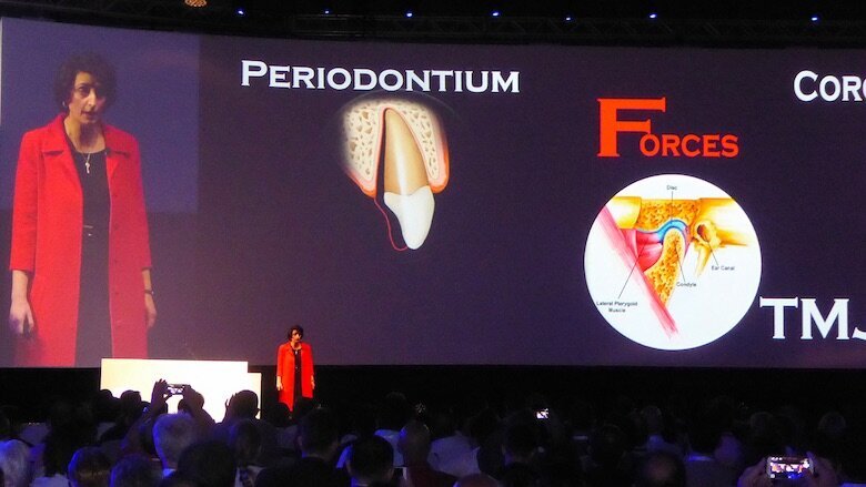 La Prof. Leila Jahangiri, del NYU College of Dentistry, inició el primer día de conferencias.