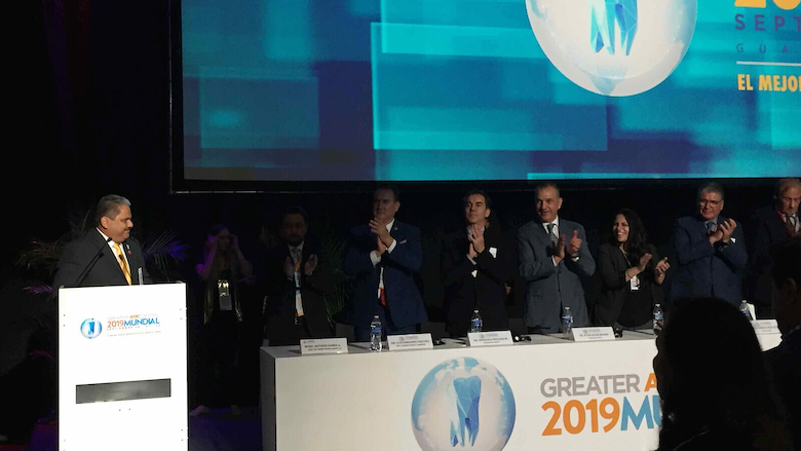 El Dr. Medrano-SaldaÃ±a recibiÃ³ una ovaciÃ³n cuando declarÃ³ en MÃ©xico, âNo a los muros, sÃ­ a la colaboraciÃ³nâ.