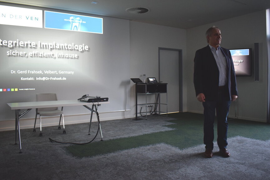 Abschließend informierte Dr. Gerd Frahsek über sichere, effiziente und integrierte Implantologie. © DTI