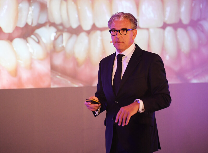 Clear orthodontic aligners from Invisalign enable Dr Mark Sebastian not only to correct optical deficiencies but also to implement minimally invasive aesthetic dental solutions based on the use of veneers (and in some cases non-prep veneers). (Photograph: Align Technology) 