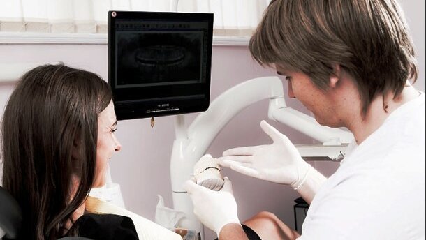 Protezy mocowane na stałe – komfortowe i coraz bardziej dostępne