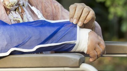 Mulheres propensas a fraturas ósseas têm maior risco de doença periodontal