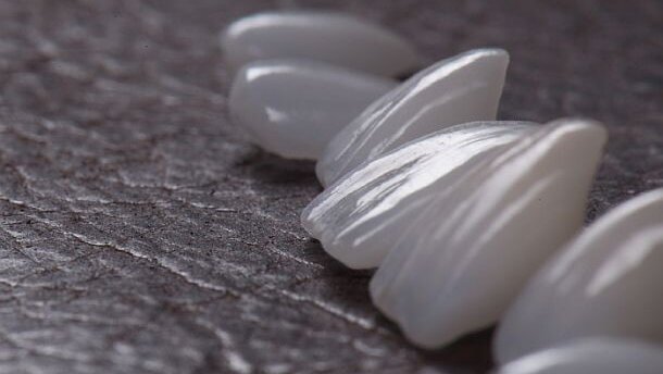 SKYN ontwerpt lach met ‘natuurlijke’ tanden