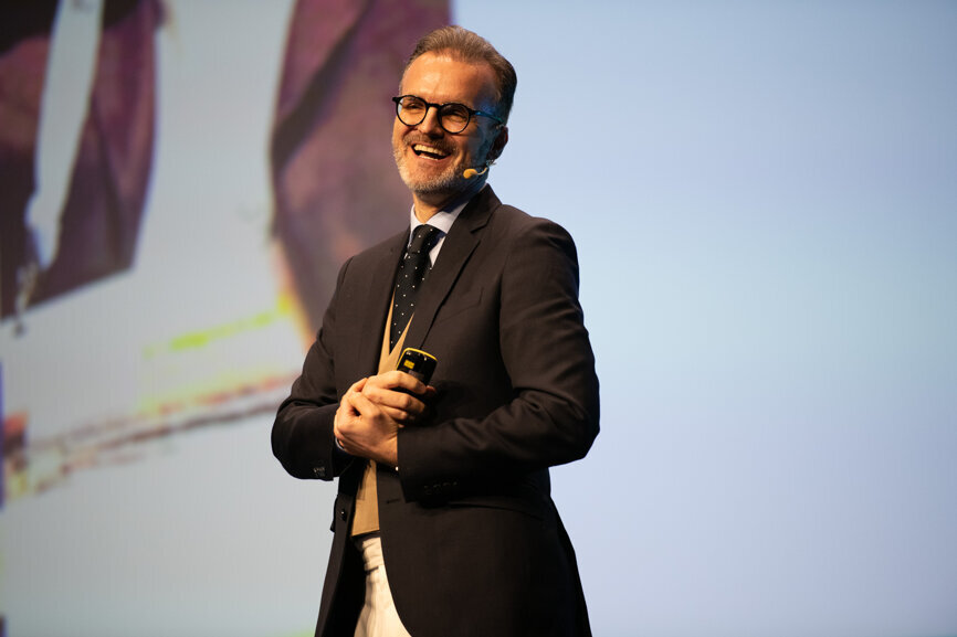 Le Dr David Raickovic s'est concentré sur la biomécanique de l'aligneur, en mettant l'accent sur l'assemblage de l'ancrage et la séquence des mouvements. (Image: EAS)