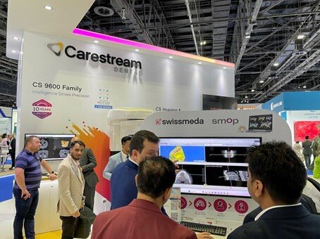 Carestream Dental a officiellement lancé le CS 8200 3D Access, un système CBCT quatre-en-un avancé reposant sur une technologie d'imagerie conviviale permettant des diagnostics plus sûrs, à l'AEEDC Dubaï 2024. (Image : Dental Tribune International)