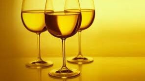 ΤΟ ΛΕΥΚΟ ΚΡΑΣΙ ΜΠΟΡΕΙ ΝΑ ΔΗΜΙΟΥΡΓΗΣΕΙ ΟΔΟΝΤΙΚΗ ΔΥΣΧΡΩΜΙΑ