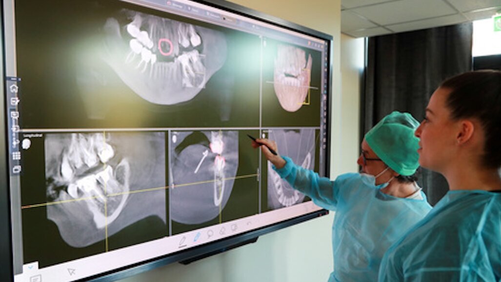 Microchirurgie implantaire et préservation muco-gingivale – Une masterclass d’exception