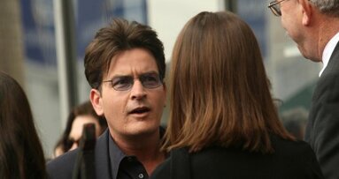 Зъботехничка съди актьора Чарли Шийн