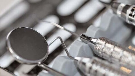 Nie wszyscy dentyści sterylizują narzędzia