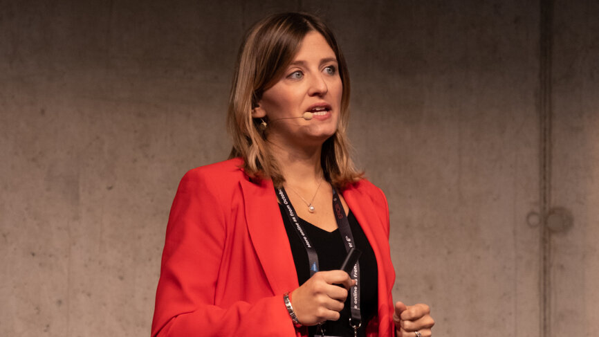 Dr Elena Calciolari presenting her lecture at the 2023 EAO–DGI joint meeting in Berlin.