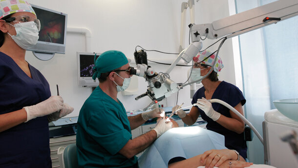 Il microscopio operatorio  in odontoiatria: come è stato introdotto, quali i campi d’uso e le specificità positive e negative