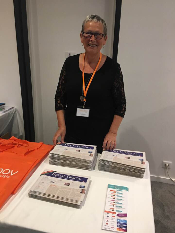 Une amie de Pierre et Anne-Laure acceuille chaleureusement les participants. 