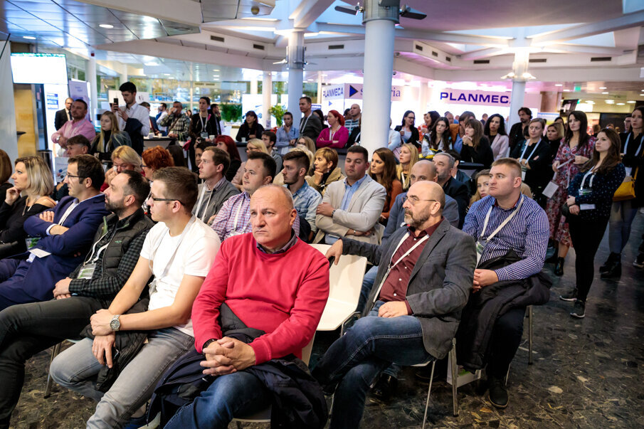 Slika. 6.: Veliko zanimanje na štandu za demonstracije uživo i kod izlagača