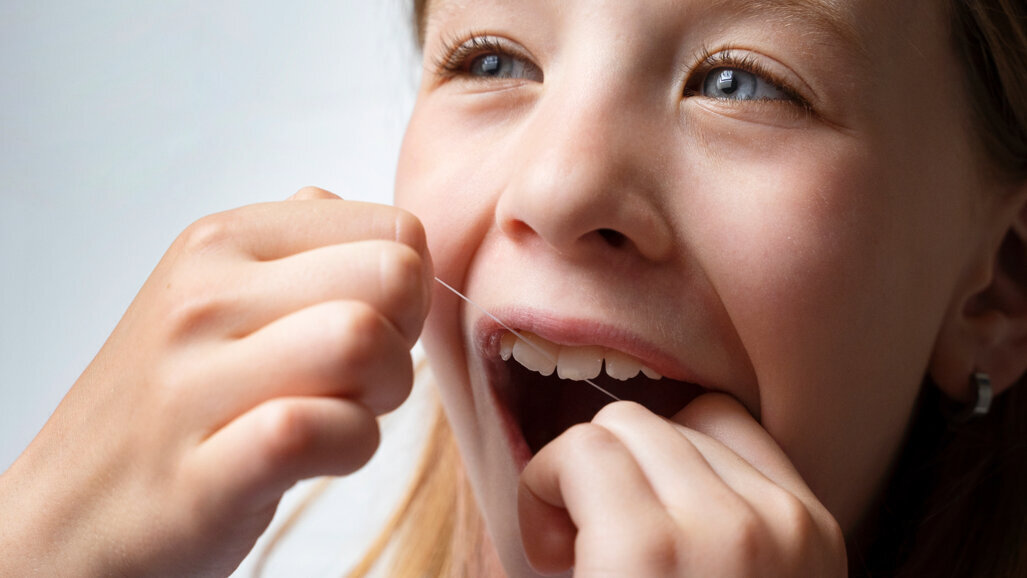 Fio dentário na infância: um pequeno hábito que faz grande diferença