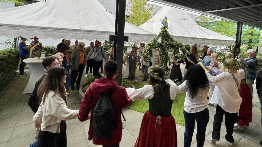 Traditional Swedish midsummer dance. (Image: TePe)