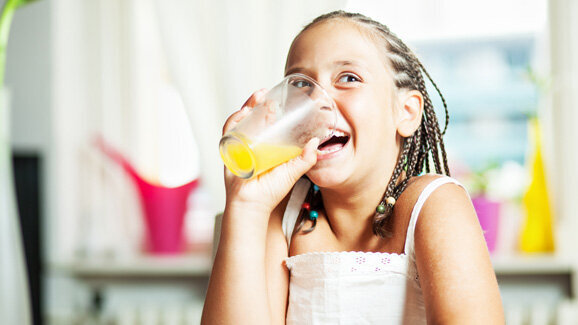 Neue Studie widerlegt Säureangriff durch Fruchtsäfte