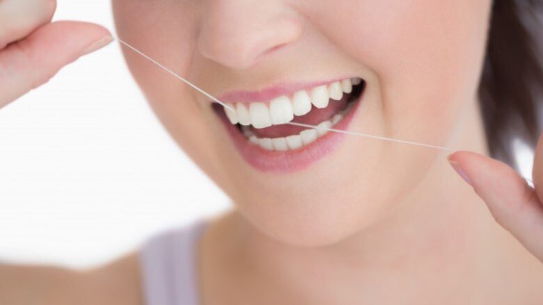 Co pierwsze: szczotkowanie czy nitkowanie?