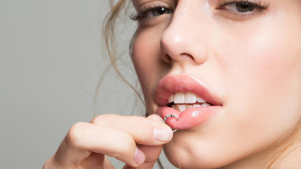 Tra storia e mito, tatuaggio e piercing eleganti