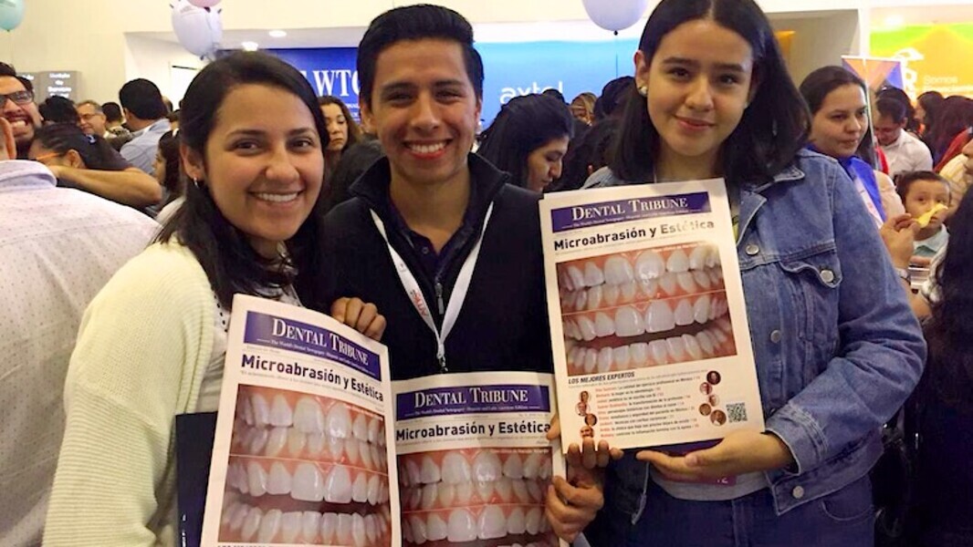 Odontólogos, técnicos dentales, estudiantes y personas de todas las edades recibieron ejemplares de Dental Tribune y de AMIC Today, el periódico de ferias de la editorial. Incluso niños y hasta un osito de peluche, como se aprecia en las fotos, se divirtieron y aprendieron leyendo la publicación más leída en América Latina. (Fotos: Michelle Arias)